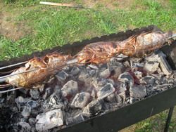 Приготовленная рыба на открытом огне