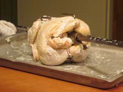 Тушка курицы готовящиеся на мангале